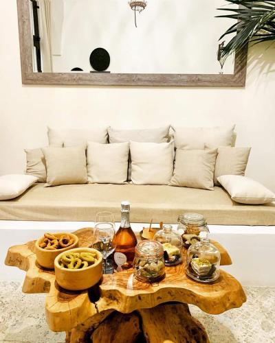 una mesa de centro con comida encima de un sofá en Amira 1899 Luxury Suite, en Galatina