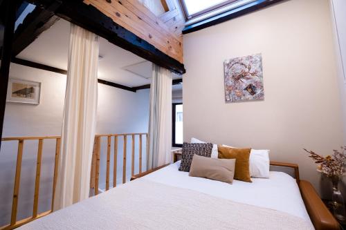 Schlafzimmer mit einem Bett und einem Fenster in der Unterkunft Cityhome Apartments in the heart of Antwerp in Antwerpen