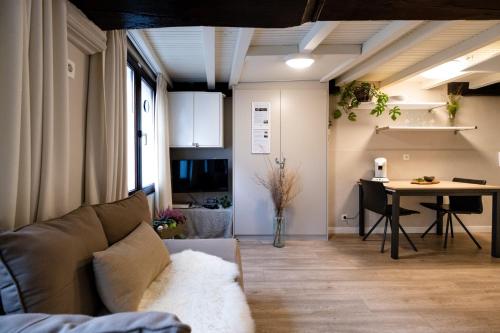 アントワープにあるCityhome Apartments in the heart of Antwerpのリビングルーム(ソファ、テーブル付)