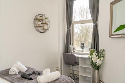 Zimmer mit einem Bett, einem Schreibtisch und einem Fenster in der Unterkunft Charming 1 Bedroom Apartment - Edinburgh in Edinburgh