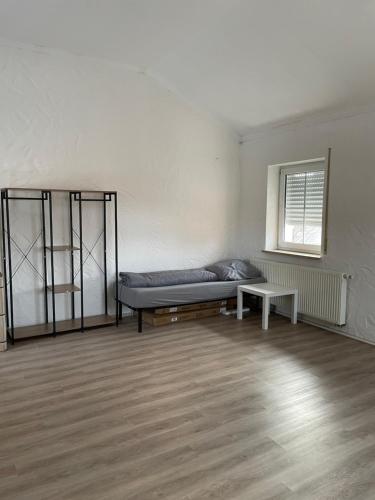 pusty pokój z łóżkiem i stołem w obiekcie Wohnung für Monteure in Unterallgäu 