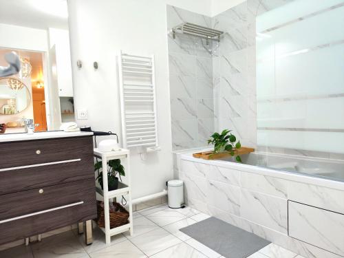 a bathroom with a tub and a sink at Tu casa a 10 minutos de París! in Bagneux