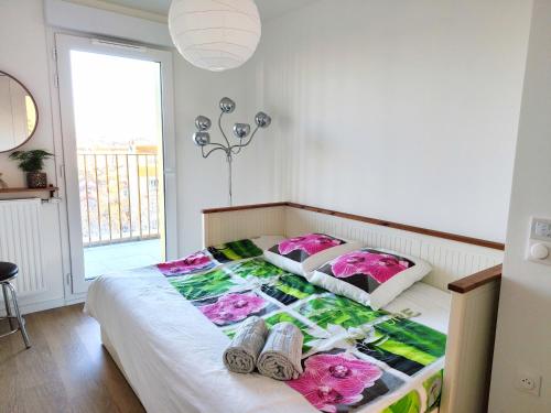 a bedroom with a bed with shoes on it at Tu casa a 10 minutos de París! in Bagneux