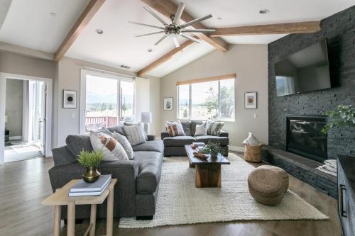 NEW Spacious Home w Hot Tub Moonridge by Here