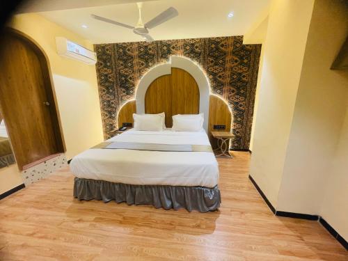 um quarto com uma cama num quarto em Hotel Nova Bopal em Bodakdev