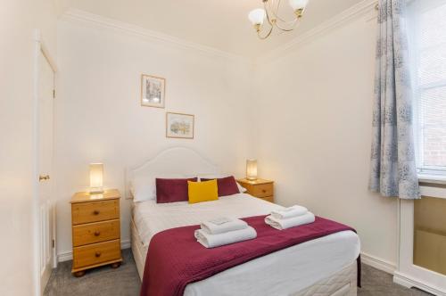 um quarto com uma cama com toalhas em William Morris on the historic Shambles York em York