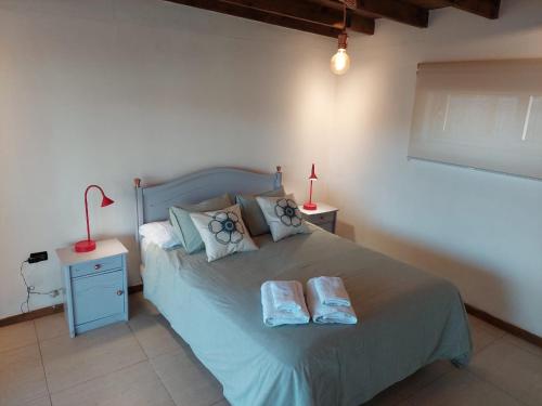 1 dormitorio con 1 cama con 2 toallas en Refugio QueRet, en Palmilla