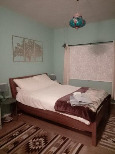 Ένα ή περισσότερα κρεβάτια σε δωμάτιο στο The Little B&B on the Hill
