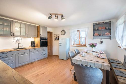 Dapur atau dapur kecil di Wohnung Sunntratn