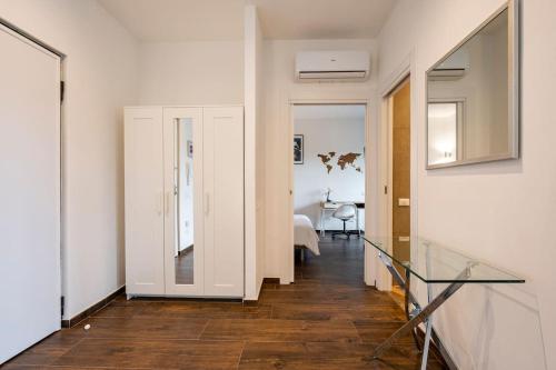 un pasillo con paredes blancas y suelo de madera y una habitación en Soul Apartment in Rome, Vatican Museum, en Roma
