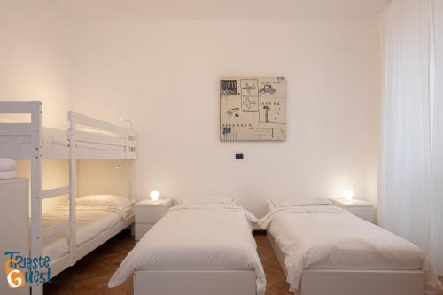 Ce lit se trouve dans un dortoir doté de 2 lits superposés. dans l'établissement Gracie's Getaway x6, à Trieste