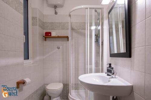 A bathroom at Gracie's Getaway x6
