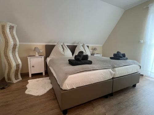 ein Schlafzimmer mit einem Bett mit zwei Handtüchern darauf in der Unterkunft Gemütliche Wohnung in Velden! in Velden am Wörthersee