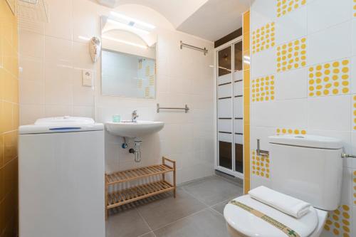 a bathroom with a toilet and a sink at dobohomes - Puenteareas in Madrid