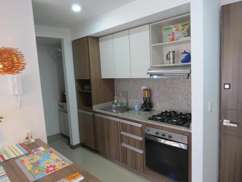 Una cocina o zona de cocina en Confortable y Hermoso Apartamento en Melgar WiFi 200MB