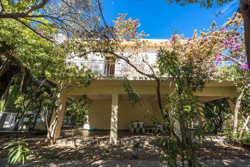 House - Sleeps 8 - Garden - Parking