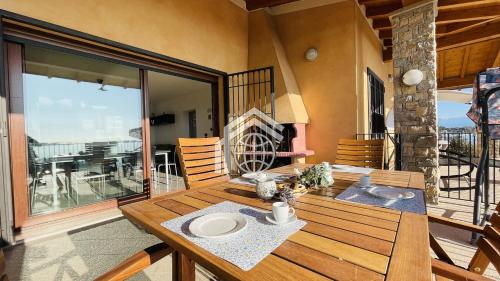 ein Esszimmer mit einem Tisch und einem Balkon in der Unterkunft Villa Felice in San Felice del Benaco