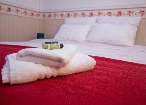 a bed with towels and a wedding ring on top of it at Luxury Chez-Moi in Serres