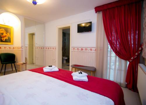 una camera da letto con un letto e due asciugamani di Luxury Chez-Moi a Serres