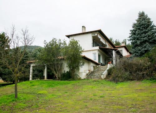 a white house on a hill with a yard at Luxury Chez-Moi in Serres