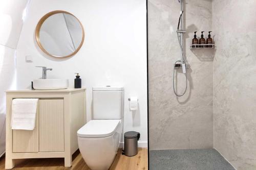 un bagno con wc, lavandino e doccia di Vi Naturae Glamping a Fajã da Ovelha