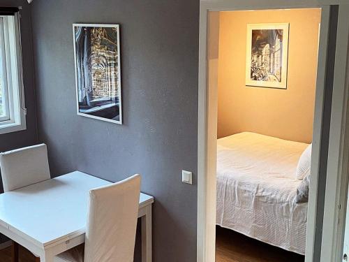 a room with a table and a bed and a table and chair at Holiday home INGARÖ VI in Lillängsdal