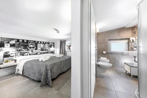 una camera da letto con un letto grande e un bagno di Mini Suite (3 adulti) a Riccione