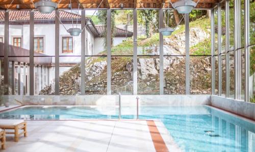 una piscina con vistas a un edificio en Gran Hotel Las Caldas by blau hotels - Adults Only, en Las Caldas