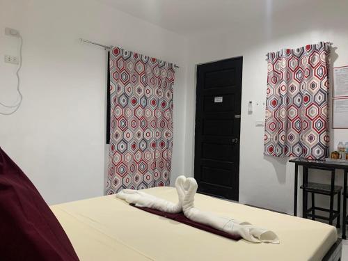 Pokój z łóżkiem z czerwonymi i białymi zasłonami w obiekcie Fil's Resort w mieście Moalboal