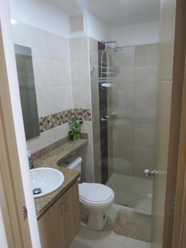 a bathroom with a toilet and a sink and a shower at Espectacular y cómodo Apartamento en Girardot WiFi in Girardot