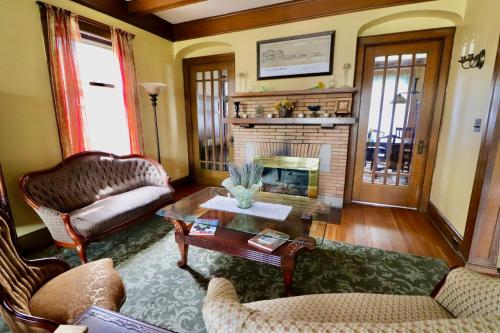 uma sala de estar com duas cadeiras e uma lareira em The Marshall House em Niagara Falls