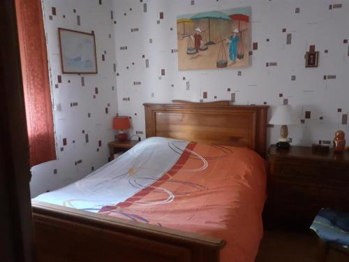 1 dormitorio con 1 cama y una pared con en LE PETIT PLESSIS CURE, en Liré