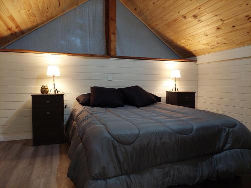 Un pat sau paturi într-o cameră la Los Rododendros