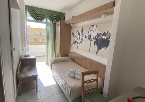 una piccola camera con letto e finestra di Hotel Degli Haethey a Otranto