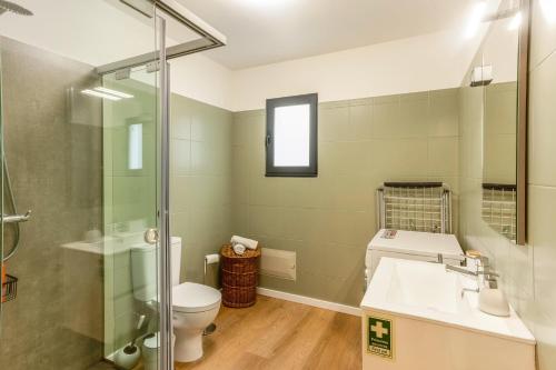 ein Badezimmer mit Toilette, Waschbecken und Dusche in der Unterkunft Referta House in Prazeres