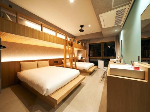 1 dormitorio con 2 literas y lavamanos en Rakuten STAY naha-tomarifuto bunk bed room, en Naha