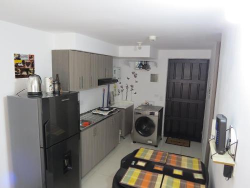 Η κουζίνα ή μικρή κουζίνα στο Acogedor Apartamento en Armenia WiFi 2 habitaciones - WiFi - Piscina - Parqueadero privado