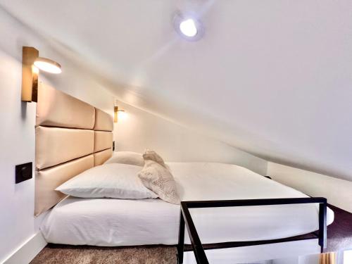 - une chambre avec un lit blanc et un oreiller blanc dans l'établissement DUPLEX LE GESÙ - VIEILLE VILLE - CLIM - WIFI, à Nice