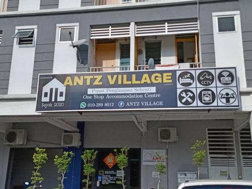un bâtiment avec un panneau indiquant un village anti-och dans l'établissement Studio House Kampar, à Kampar