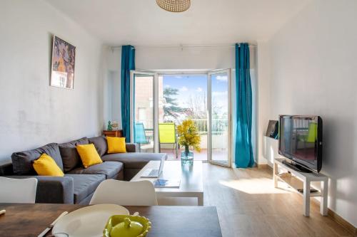 Svetainės erdvė apgyvendinimo įstaigoje Comfortable flat with seaview terrace in Toulon - Welkeys