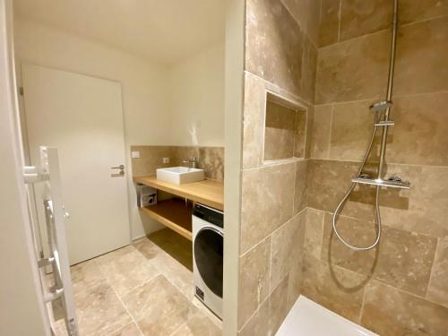 W łazience znajduje się prysznic i umywalka. w obiekcie Les Papillons du Ventoux - Le Tircis - 2 slaapkamers met terras w mieście Malaucène