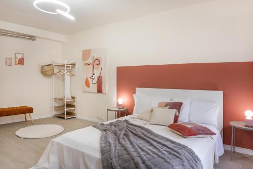 ein Schlafzimmer mit einem großen weißen Bett in einem Zimmer in der Unterkunft DOMUSBERGAMO - Boutique Apartment in Bergamo