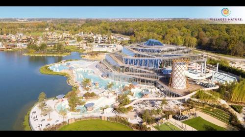 - une vue aérienne sur un complexe situé à côté d'une masse d'eau dans l'établissement Disney, very nice 2 bedrooms family apartment, wifi, NETFLIX 8 pers, à Chessy