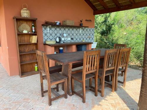 una mesa de madera y sillas en un patio en IBL Guest House en Loreto
