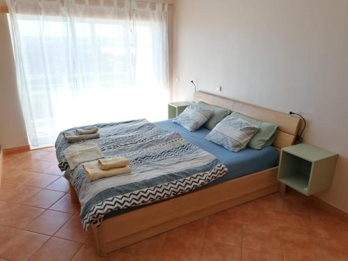 ein Schlafzimmer mit einem Bett mit Handtüchern darauf in der Unterkunft Cardeira in Lagos