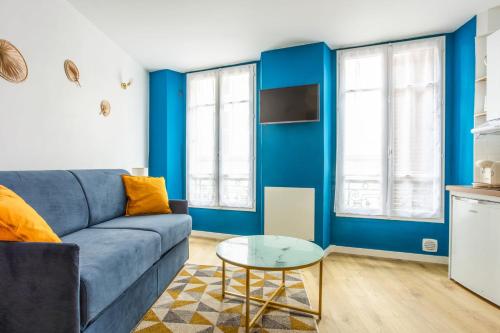 ein Wohnzimmer mit blauen Wänden und einem blauen Sofa in der Unterkunft Superb studio just nearby the Versailles palace - Welkeys in Versailles