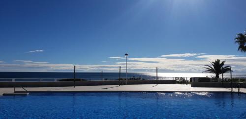 einen großen Pool mit Meerblick in der Unterkunft Casares del Mar Luxury Apartment in Málaga