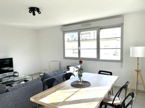 un salon avec une table et un canapé dans l'établissement Mickey House à 10 min Disneyland, à Montévrain