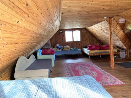 um quarto no sótão com 2 sofás e 1 cama em Kõrtsimaja em Myza Kastre