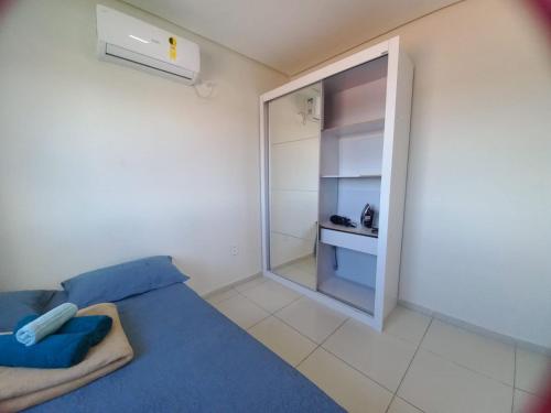 1 dormitorio con 1 cama y vestidor en Apartamento Maragogi Peroba, en Maragogi